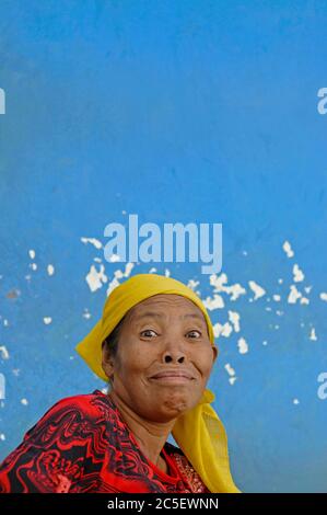 surabaya, jawa timur/indonesien - 11. november 2009: Portrait einer weiblichen Besitzerin eines Lebensmittelstandes im Hafen von tanjung perak Stockfoto