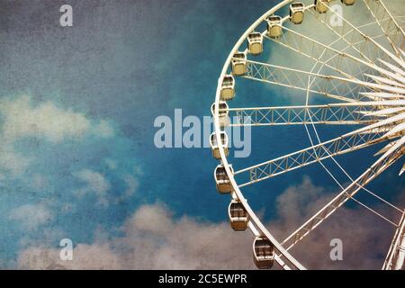 Retro-Stil Bild eines Riesenrads gegen blauen Himmel. Cross-verarbeitete Grunge-Effekt. Stockfoto