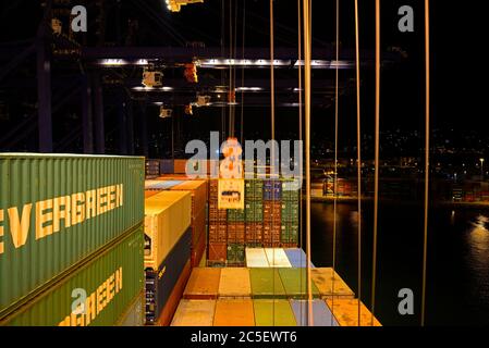 piräus, griechenland - 08. dezember 2015: Der Containership ever Champion (imo 9293765) entlädt Container am pct piraeus Containerterminal (cosco / c Stockfoto