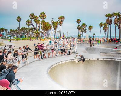 Skateboarding in Venice Beach Skatepark Los Angeles, Kalifornien Stockfoto