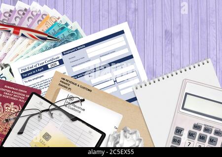 Englisch Steuerformular P60 Ende des Jahres Zertifikat von HM Umsatz und Zoll liegt auf dem Tisch mit Büroartikeln. HMRC Papierkram und Steuerzahlungsprozess in Unite Stockfoto