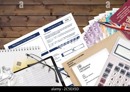 Englisch Steuerformular P60 Ende des Jahres Zertifikat von HM Umsatz und Zoll liegt auf dem Tisch mit Büroartikeln. HMRC Papierkram und Steuerzahlungsprozess in Unite Stockfoto