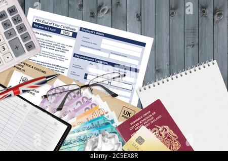 Englisch Steuerformular P60 Ende des Jahres Zertifikat von HM Umsatz und Zoll liegt auf dem Tisch mit Büroartikeln. HMRC Papierkram und Steuerzahlungsprozess in Unite Stockfoto