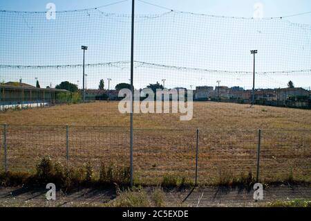 Spielfeld des abgerissenen Stade de la Palla Fußballstadions in Valence, Frankreich. Stockfoto