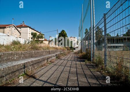 Terrassen des abgerissenen Stade de la Palla Fußballstadions in Valence, Frankreich. Stockfoto