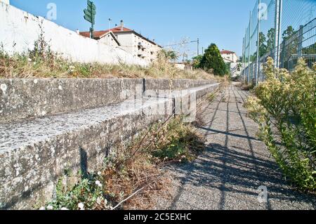 Terrassen des abgerissenen Stade de la Palla Fußballstadions in Valence, Frankreich. Stockfoto