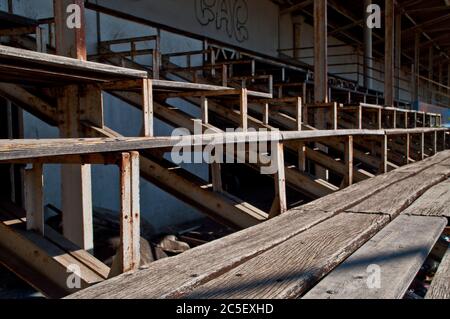 Haupttribüne des abgerissenen Stade de la Palla Fußballstadions in Valence, Frankreich. Stockfoto