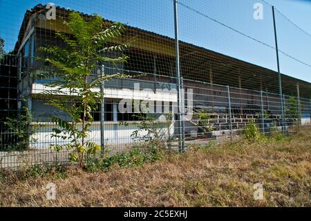 Hauptstand des abgerissenen Stade de la Palla Fußballstadions in Valence, Frankreich. Stockfoto