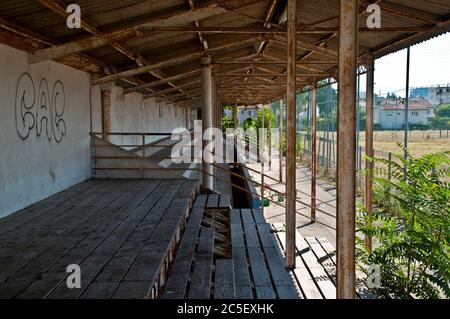 Haupttribüne des abgerissenen Stade de la Palla Fußballstadions in Valence, Frankreich. Stockfoto