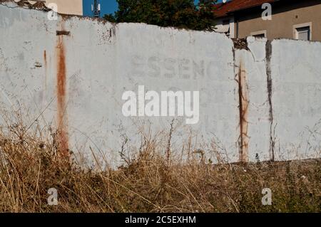 Alte Werbung im abgerissenen Stade de la Palla Fußballstadion in Valence, Frankreich. Stockfoto