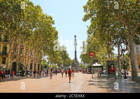 Blick auf die Rambla in Richtung des Christopher Columbus-Denkmals in Port Vell. Es ist eine Fußgängerzone mit Bäumen gesäumten Straße im Zentrum von Barcelona, Katalonien, Spanien. Stockfoto