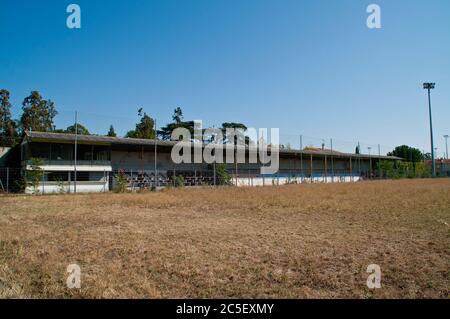 Hauptstand des abgerissenen Stade de la Palla Fußballstadions in Valence, Frankreich. Stockfoto