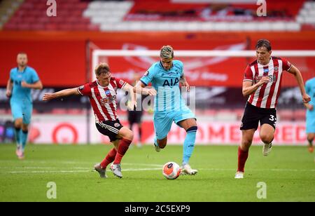 Ben Osborn von Sheffield United tagt gegen Erik Lamela von Tottenham Hotspur während des Premier League-Spiels in der Bramall Lane in Sheffield. Stockfoto