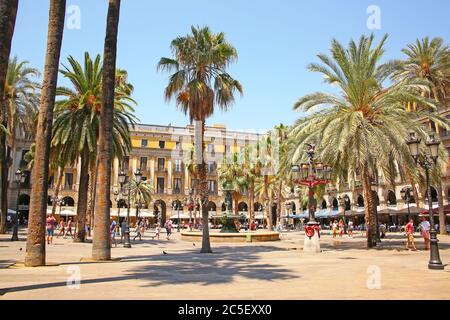 Blick auf Plaça Reial, ein Platz im Barri Gòtic von Barcelona, Katalonien, Spanien. Es liegt neben La Rambla und ist eine beliebte Touristenattraktion Stockfoto