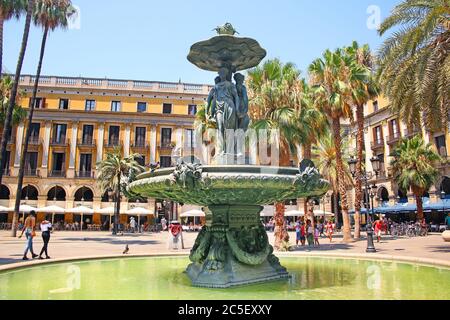 Schöner Brunnen im Zentrum von Plaça Reial, einem Platz im Barri Gòtic von Barcelona, Katalonien, Spanien. Es liegt neben La Rambla, A Stockfoto