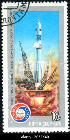 RUSSLAND - UM 1975: Stempel gedruckt von Russland, zeigt Rakete, um 1975. Stockfoto