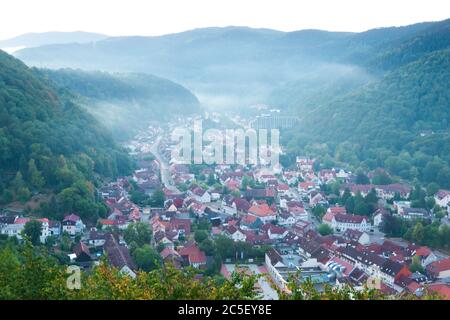 Luftdrohne Vogelperspektive Foto des europäischen Dorfes von Mitteleuropa mit roten Dächern und gemütlichen Straßen, schöne natürliche Morgensonne Lichter Stockfoto