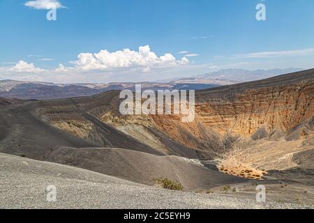 Blick auf den Ubehebekrater und die weite Landschaft, im Death Valley National Park in Kalifornien Stockfoto