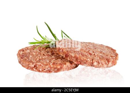 Rohe Burger-Cutlets aus Hackfleisch mit rosematy isoliert auf weißem Hintergrund. Ungesunde Ernährung. Stockfoto