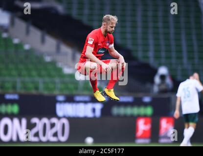 Bremen, Deutschland. Juli 2020. Sebastian Griesbeck (Heidenheim) springt vor dem Spiel. Sport: Fußball: 1. Bundesliga: Saison 19/20: Abstieg erster Abschnitt: SV Werder Bremen - FC Heidenheim, 02.07.2020 Credit: Marvin Ibo G? Ng? R/GES/POOL – weltweite Nutzung/dpa/Alamy Live News Stockfoto