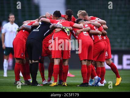 Bremen, Deutschland. Juli 2020. FC Heidenheim Team Kreis vor dem Spiel. Sport: Fußball: 1. Bundesliga: Saison 19/20: Abstieg erster Abschnitt: SV Werder Bremen - FC Heidenheim, 02.07.2020 Credit: Marvin Ibo G? Ng? R/GES/POOL – weltweite Nutzung/dpa/Alamy Live News Stockfoto