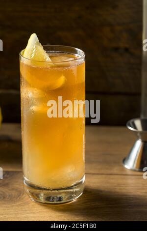 Cocktail aus gebäcktem Tee mit Zitrone auf Long Island Stockfoto