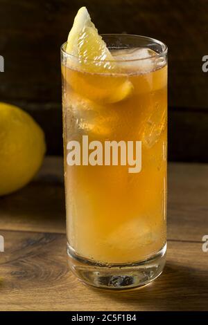 Cocktail aus gebäcktem Tee mit Zitrone auf Long Island Stockfoto