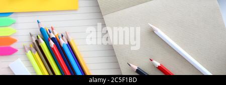 Verschiedene Dinge am Schreibtisch Stockfoto