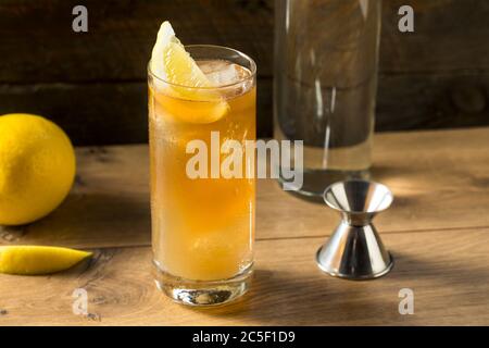 Cocktail aus gebäcktem Tee mit Zitrone auf Long Island Stockfoto