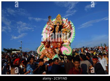 Idol der Hindu Göttin 'urga' am Ufer der Bucht von Bengalen vor Eintauchen während herbstlichen 'urga Puja' Festival. Chittagong, Bangladesch. Oz Stockfoto
