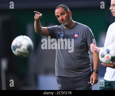 Bremen, Deutschland. 2. Juli 2020. Trainer Frank Schmidt (Heidenheim) gestikuliert. Sport: Fußball: 1. Bundesliga: Saison 19/20: Abstieg erster Abschnitt: SV Werder Bremen - FC Heidenheim, 02.07.2020 Credit: Marvin Ibo G? Ng? R/GES/POOL – weltweite Nutzung/dpa/Alamy Live News Stockfoto