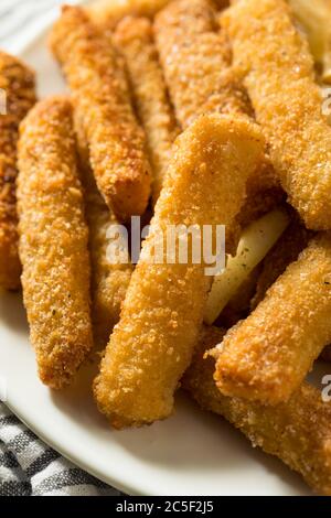 Hausgemachte tiefgebratene Fischstäbchen und Pommes mit Dip Stockfoto