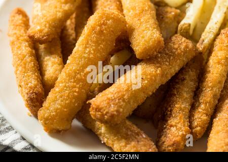 Hausgemachte tiefgebratene Fischstäbchen und Pommes mit Dip Stockfoto