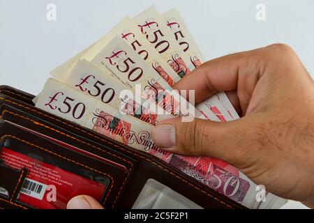 Herrenhände halten Geldbörse mit britischem Geld fünfzig Pfund Note, Financial Concept Stockfoto