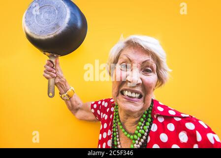 Glücklich und verspielt Senior Frau Spaß haben - Porträt einer schönen Dame über 70 Jahre alt mit stilvollen Kleidung, Konzepte über ältere Menschen Stockfoto