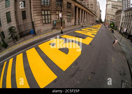 Das massive Wandgemälde „Black Lives Matter“, das am Samstag, 27. Juni 2020, auf der Joralemon Street vor der New Yorker Borough Hall in Brooklyn gemalt wurde. Die Stadt hat versprochen, eines dieser Wandbilder in einer Straße in jedem Stadtteil zu malen, wobei das Manhattan vor dem Trump Tower gemalt werden soll. (© Richard B. Levine) Stockfoto