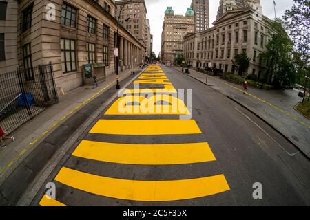 Das massive Wandgemälde „Black Lives Matter“, das am Samstag, 27. Juni 2020, auf der Joralemon Street vor der New Yorker Borough Hall in Brooklyn gemalt wurde. Die Stadt hat versprochen, eines dieser Wandbilder in einer Straße in jedem Stadtteil zu malen, wobei das Manhattan vor dem Trump Tower gemalt werden soll. (© Richard B. Levine) Stockfoto