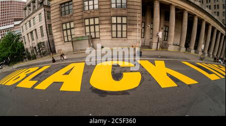 Das massive Wandgemälde „Black Lives Matter“, das am Samstag, 27. Juni 2020, auf der Joralemon Street vor der New Yorker Borough Hall in Brooklyn gemalt wurde. Die Stadt hat versprochen, eines dieser Wandbilder in einer Straße in jedem Stadtteil zu malen, wobei das Manhattan vor dem Trump Tower gemalt werden soll. (© Richard B. Levine) Stockfoto