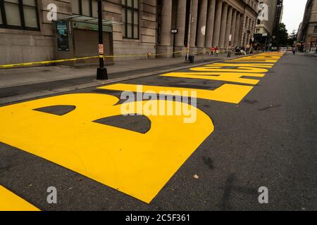 Das massive Wandgemälde „Black Lives Matter“, das am Samstag, 27. Juni 2020, auf der Joralemon Street vor der New Yorker Borough Hall in Brooklyn gemalt wurde. Die Stadt hat versprochen, eines dieser Wandbilder in einer Straße in jedem Stadtteil zu malen, wobei das Manhattan vor dem Trump Tower gemalt werden soll. (© Richard B. Levine) Stockfoto