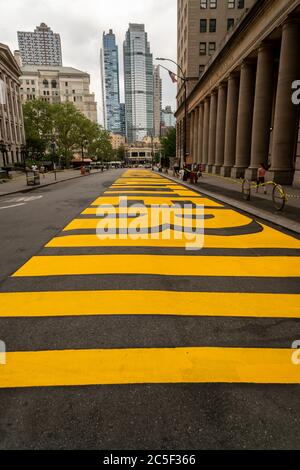 Das massive Wandgemälde „Black Lives Matter“, das am Samstag, 27. Juni 2020, auf der Joralemon Street vor der New Yorker Borough Hall in Brooklyn gemalt wurde. Die Stadt hat versprochen, eines dieser Wandbilder in einer Straße in jedem Stadtteil zu malen, wobei das Manhattan vor dem Trump Tower gemalt werden soll. (© Richard B. Levine) Stockfoto