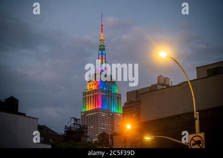 Das Empire State Building in New York wird am Sonntag, den 28. Juni 2020, zum Gay Pride Day in New York in Regenbogenfarben beleuchtet. Dieses Jahr wurde die LGBTQ Pride Parade wegen der Covid-19 Pandemie im 50. Jahr der Parade abgesagt. (© Richard B. Levine) Stockfoto