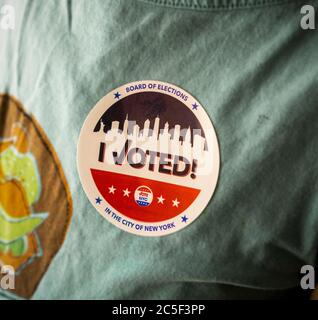 Eine Wählerin trägt am Dienstag, dem 23. Juni 2020, am Primary Election Day in New York ihren Sticker "Ich habe gestimmt". (© Richard B. Levine) Stockfoto