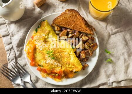 Hausgemachtes Veggie Omelett mit Käsekartoffeln und Toast Stockfoto