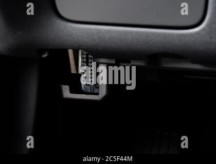 Elektronische Diagnose-Schnittstelle für Automobile OBD II unter dem Armaturenbrett des Autos Stockfoto