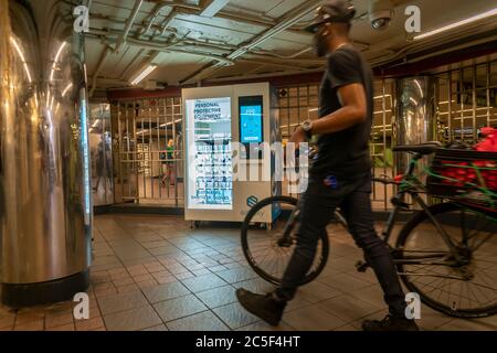 Ein Verkaufsautomat in der U-Bahnstation Herald Square in New York am Dienstag, den 30. Juni 2020 verkauft PSA-Waren an Fahrer. Das MTA hat zwölf Verkaufsautomaten mit persönlicher Schutzausrüstung und Handdesinfektionsmittel in 10 Hauptstationen des Systems platziert. Masken sind erforderlich, um U-Bahnen und Busse zu fahren. © Richard B. Levine) Stockfoto