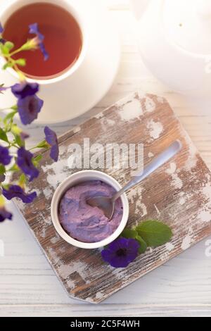 Ube Halaya, lila Marmelade, philippinische süß und sauer Frühstück kitschig Aufstrich Rezept Stockfoto