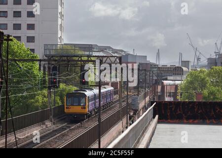 Nördlicher Zug der Klasse 142 Pacer, der durch die verstopfte Eisenbahnengpass-eisenbahnlinie castlefield Corridor im Zentrum von Manchester fährt Stockfoto