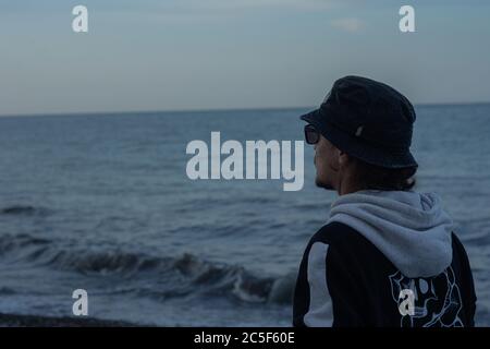 Mann, der in einem Strand mit Hütte und Meeresgrund läuft Stockfoto