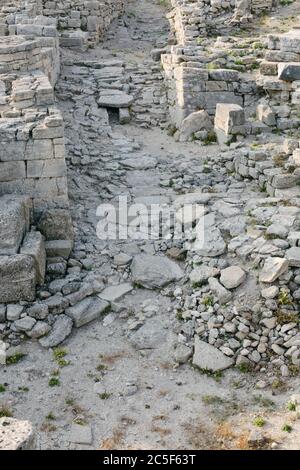 Troja. Blick auf die Stadt Troy. Historische Steine. Historische Ruinen und zerstörte Strukturen. Stockfoto
