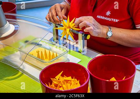 Herrnhut poinsettia Manufaktur. Mährische Sternfabrik (in Deutschland als Herrnhuter Sterne bekannt) in Herrnhut, Deutschland Stockfoto